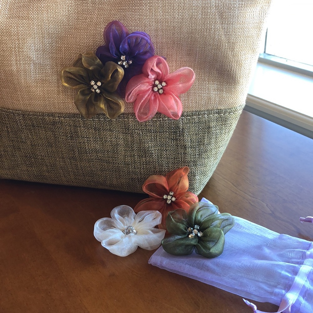 NWOT! Linen Tote with Snap-On Flowers by Berkshire  (extra flowers included)